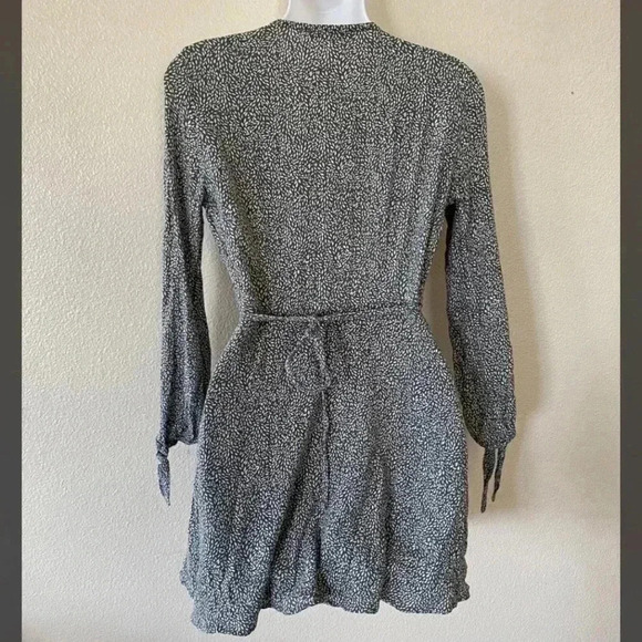 Abercrombie & Fitch Wrap Front Dress Ditsy Floral Green & White Ruffles Size XS - Picture 4 of 6